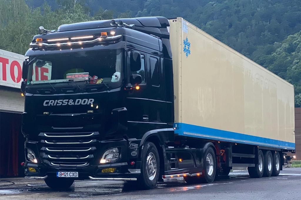 ansamblu DAF si semiremorca din flota Criss Dor